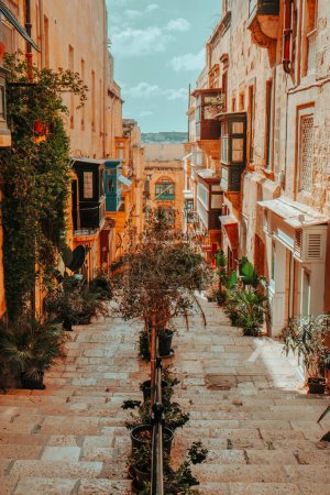 Foto de Un detalle de una pintoresca calle con una escalera en el casco antiguo de La Valeta, Malta - Imagen libre de derechos
