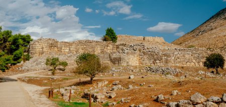 Téléchargez les photos : Une vue des ruines de l'acropole de Mycènes, dans l'actuel Argolis, en Grèce, dans un format panoramique à utiliser comme bannière web ou en-tête - en image libre de droit