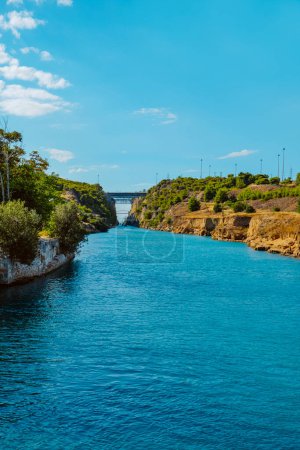 Téléchargez les photos : Une vue sur le canal de Corinthe, en Grèce, vue d'Isthmie, dans la mer Égée, un jour d'été - en image libre de droit