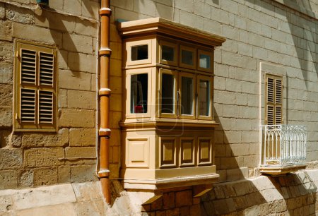 Téléchargez les photos : Une vue sur un balcon traditionnel dans la vieille ville de La Valette, Malte, un jour d'été - en image libre de droit