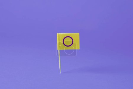 Foto de Una bandera intersex unida a un poste de madera se encuentra sobre un fondo púrpura - Imagen libre de derechos
