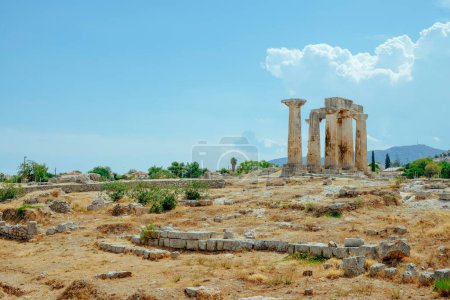 Téléchargez les photos : Une vue des vestiges du célèbre temple d'Apollon, dans les fouilles archéologiques de l'ancienne Corinthe, à Corinthe, en Grèce, un jour d'été - en image libre de droit