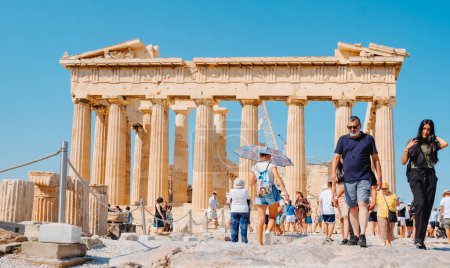 Téléchargez les photos : Athènes, Grèce - 30 août 2022 : Visiteurs marchant par les restes de l'Acropole d'Athènes, en Grèce, avec le célèbre Parthénon en arrière-plan - en image libre de droit