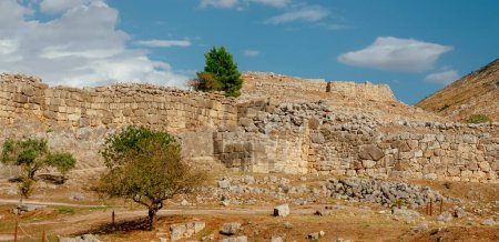 Téléchargez les photos : A panoramic view of the ruins of the acropolis of Mycenae, in present-day Argolis, in Greece, on a summer day - en image libre de droit