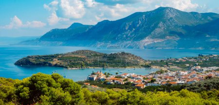 Foto de A panoramic view of Palaia Epidavros, in the Aegean sea, Greece, on a summer day - Imagen libre de derechos