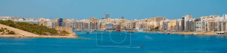Téléchargez les photos : A view of Sliema, in Malta, as seen from the sea, and Manoel Island, on the left in the foreground, in a panoramic format to use as web banner - en image libre de droit