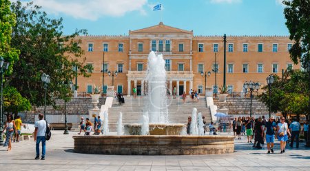 Foto de Athens, Greece - August 30, 2022: A view of Syntagma Square towards the Old Royal Palace, in the background - Imagen libre de derechos