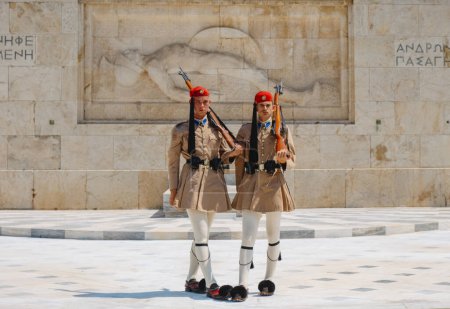 Foto de Athens, Greece - August 30, 2022: Two Evzones side by side during the changing of the guard at the Tomb of the Unknown Soldier in Athens, Greece - Imagen libre de derechos