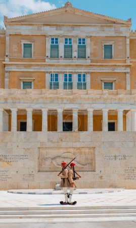 Foto de Athens, Greece - August 30, 2022: A moment of the changing of the guard at the Tomb of the Unknown Soldier in Athens, Greece, at the baottom of the Hellenic Parliament - Imagen libre de derechos