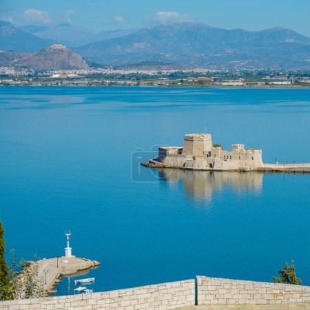 Foto de Aerial view of the port of Napflio, Greece, and Bourtzi castle in the Aegean sea, in a square format - Imagen libre de derechos