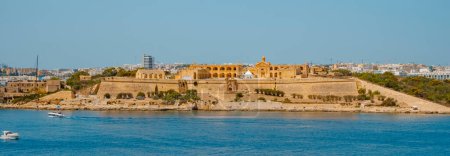 Téléchargez les photos : Fort Manoel in Manoel Island, Gzira, Malta, on a sunny summer day, in a panoramic format to use as web banner or header - en image libre de droit