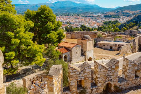 Téléchargez les photos : Une vue sur l'église d'Agioi Anargyroi construite dans les vestiges de la forteresse d'Acronauplia à Nauplie, en Grèce, au sommet d'une colline - en image libre de droit