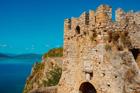 Téléchargez les photos : Une vue sur les vestiges d'une tour de la forteresse d'Acronauplia à Nauplie, en Grèce, au sommet d'une colline au-dessus de la mer Égée - en image libre de droit