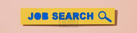 Téléchargez les photos : Un panneau en papier jaune qui indique la recherche d'emploi en bleu, sur un fond rose pâle, dans un format panoramique à utiliser comme bannière Web ou en-tête - en image libre de droit