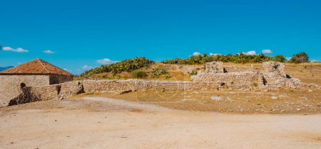 Téléchargez les photos : Les vestiges de la forteresse d'Acronauplia à Nauplie, en Grèce, un jour d'été, dans une vue panoramique à utiliser comme bannière web ou en-tête - en image libre de droit
