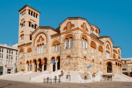 Téléchargez les photos : Une vue sur la façade de la cathédrale de la Hagia Triada au Pirée, en Grèce, un jour d'été - en image libre de droit