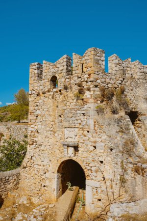 Téléchargez les photos : A tower of the remains of the Fortress of Acronauplia in Nafplio, Greece, on a summer day - en image libre de droit