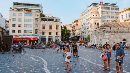 Foto de Athens, Greece - August 29, 2022: People walking by Monastiraki Square, in Athens, Greece, one of the busiest town squares of the city - Imagen libre de derechos