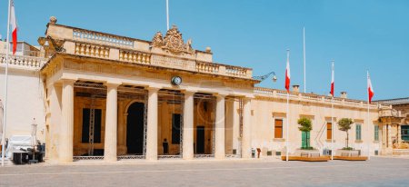Foto de A panoramic view of the facade of the Main Guard building in Valletta, Malta, on a summer day - Imagen libre de derechos
