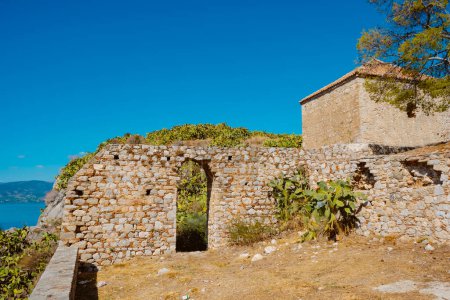 Foto de Una vista de los restos de un muro en los restos de la fortaleza de Acronauplia en Nafplio, Grecia - Imagen libre de derechos