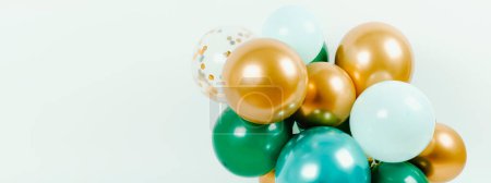 Téléchargez les photos : Certains ballons de différentes couleurs formant un arrangement élégant comme décoration pour une fête d'anniversaire, une douche de bébé ou une douche nuptiale ou toute autre fête, dans un format panoramique à utiliser comme bannière web - en image libre de droit