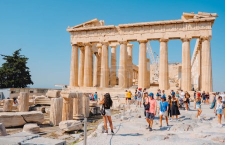 Téléchargez les photos : Athènes, Grèce - 30 août 2022 : Les visiteurs de l'Acropole d'Athènes, en Grèce, veulent regarder de près les restes du célèbre Parthénon, par une journée d'été ensoleillée - en image libre de droit