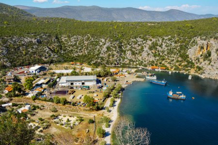 Téléchargez les photos : Solygeia, Grèce - 3 septembre 202 : Vue sur les locaux d'une pisciculture dans la baie de Selonda, dans la mer Égée, en Grèce - en image libre de droit