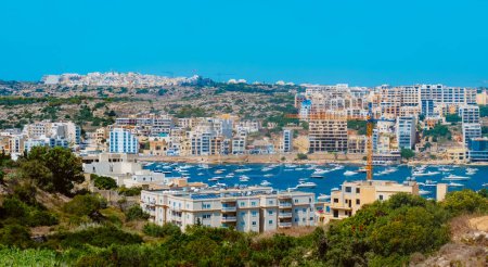 Foto de Una vista de la bahía de St Pauls, San Pawl il-Bahar en lengua maltesa, en Malta, en un día de verano - Imagen libre de derechos