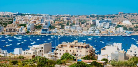 Téléchargez les photos : A panoramic view of St Pauls Bay, San Pawl il-Bahar in Maltese language, in Malta, on a summer day - en image libre de droit