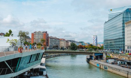 Foto de Viena, Austria - 28 de agosto de 2022: El canal del Danubio en Viena, Austria, la frontera entre el distrito de Inner Stadt a la izquierda y el distrito de Leopoldstadt a la derecha, como se ve desde el puente Schwedenbrucke - Imagen libre de derechos