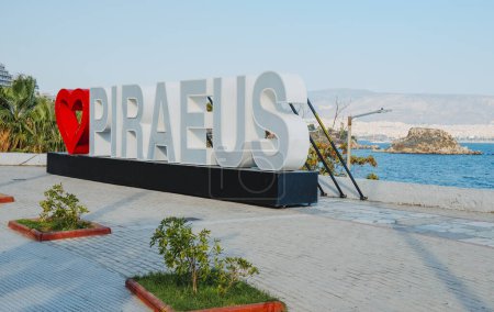 Téléchargez les photos : Pirée, Grèce - 30 août 2022 : Vue du signe du Pirée dans le Pirée, Grèce, un point de repère populaire dans la promenade par la mer Égée, à côté de Pasalimani, également connu sous le nom de baie de Zea, et la plage de Votsalakia - en image libre de droit