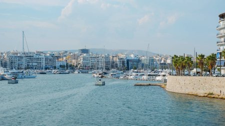 Foto de Pireo, Grecia - 30 de agosto de 2022: Una vista sobre la bahía de Zea, anteriormente conocida como Pasalimani, en El Pireo, Grecia, con muchos barcos náuticos amarrados en su puerto deportivo - Imagen libre de derechos