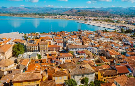 Téléchargez les photos : Une vue aérienne de la vieille ville de Napflio, en Grèce, avec ses toits carrelés, et son port dans la mer Égée, un jour d'été - en image libre de droit