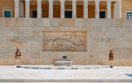 Foto de Atenas, Grecia - 30 de agosto de 2022: Dos guardias Evzonoi están en la Tumba del Soldado Desconocido en Atenas, Grecia, en un día de verano - Imagen libre de derechos