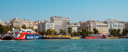 Téléchargez les photos : Pirée, Grèce - 30 août 2022 : Ferries de différentes lignes de ferry amarrées dans le port du Pirée, Grèce, le port le plus important du pays - en image libre de droit