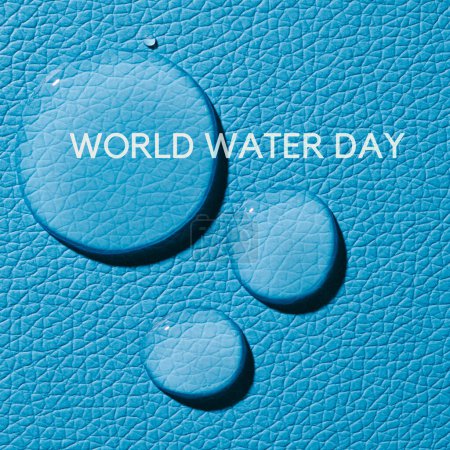 Nahaufnahme einiger Tropfen sauberen Wassers auf einer blau strukturierten Oberfläche und des Textes Weltwassertag im quadratischen Format