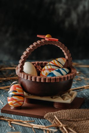 Foto de Primer plano de una canasta de chocolate con huevos como un mona de pascua español, una confección tradicional dada por los padrinos a ahijado en Pascua y típicamente comido el lunes de Pascua - Imagen libre de derechos