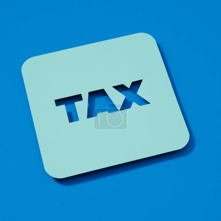 Téléchargez les photos : La taxe sur les textes découpée dans un signe bleu pâle sur un fond bleu plus foncé, dans un format carré - en image libre de droit