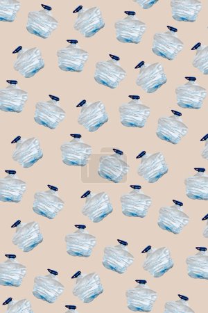 Foto de Algunas botellas de plástico aplastadas dispuestas en diferentes líneas formando un patrón sobre un fondo beige - Imagen libre de derechos