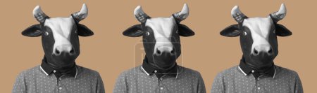 Foto de Tres hombres con máscaras de vaca en blanco y negro sobre un fondo marrón en un formato panorámico para usar como banner web o encabezado - Imagen libre de derechos