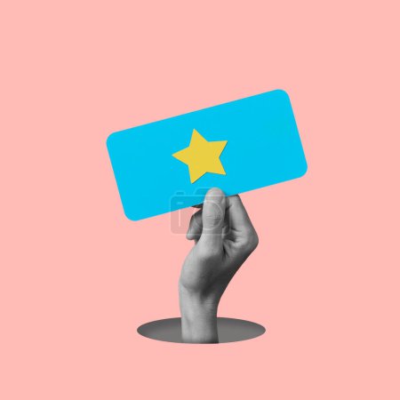 Foto de Primer plano de una mano en blanco y negro sosteniendo un signo azul con una sola estrella amarilla, de una escala de clasificación de cinco estrellas, sobre un fondo rosa pálido - Imagen libre de derechos
