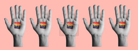 Foto de Algunas manos levantadas en blanco y negro con una bandera de arco iris pintada en sus palmas sobre un fondo rosa, en un formato panorámico para usar como banner web o encabezado - Imagen libre de derechos