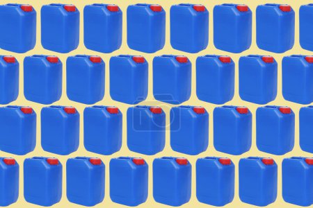 Téléchargez les photos : Certains jerrycans en plastique bleu, avec bouchons rouges, disposés en différentes lignes sur un fond brun pâle ou vert pâle - en image libre de droit