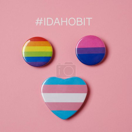 Téléchargez les photos : Les drapeaux arc-en-ciel, bisexuels et transgenres sur fond rose et le hashtag IDAHOBIT, qui représente la Journée internationale contre l'homophobie, la biphobie et la transphobie - en image libre de droit