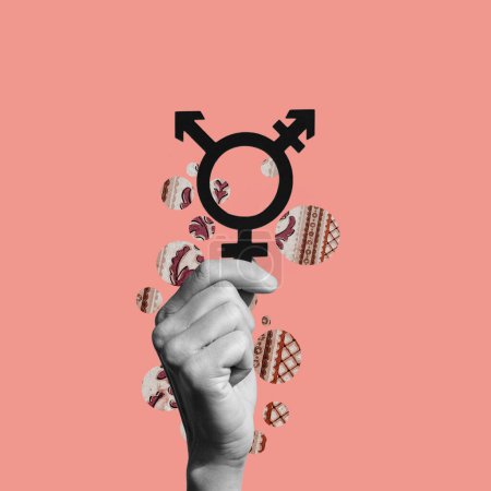 Foto de Collage de la mano de una persona en blanco y negro sosteniendo un símbolo transgénero, sobre un fondo rosa - Imagen libre de derechos