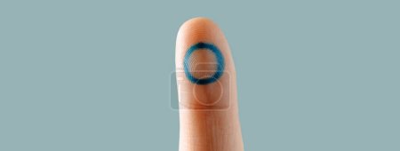 Téléchargez les photos : Gros plan du doigt d'un homme caucasan avec un cercle bleu, symbole du diabète, à l'appui de cette maladie, dans un format panoramique à utiliser comme bannière web ou en-tête - en image libre de droit