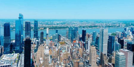 Foto de Una vista panorámica del Midtown Manhattan, en la ciudad de Nueva York, Estados Unidos, y el río Hudson, frente a Hoboken, Weehawken y Union City, en un día de primavera - Imagen libre de derechos
