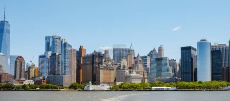 Foto de Bajo Manhattan y el Distrito Financiero, en la ciudad de Nueva York, Estados Unidos, desde el río Hudson, en un formato panorámico para usar como banner web - Imagen libre de derechos