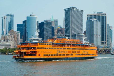 Téléchargez les photos : New York, États-Unis - 22 mai 2023 : Un ferry du ferry de Staten Island part du terminal Whitehall à Manhattan, par une journée ensoleillée de printemps - en image libre de droit