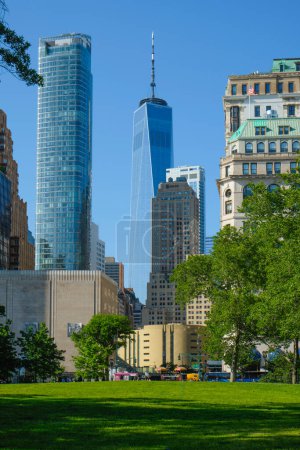 Foto de Ciudad de Nueva York, Estados Unidos - 17 de mayo de 2023: Una vista de algunos rascacielos en el Distrito Financiero de la Ciudad de Nueva York, como el edificio 50 West, a la izquierda, y One World Trade Center, en el centro, desde Battery Park - Imagen libre de derechos